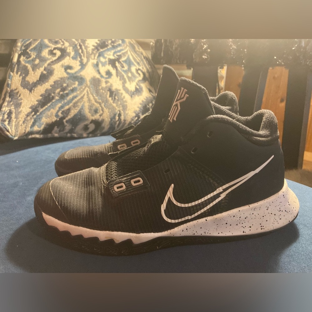 Boys Nike Kyrie Flytrap - size 6